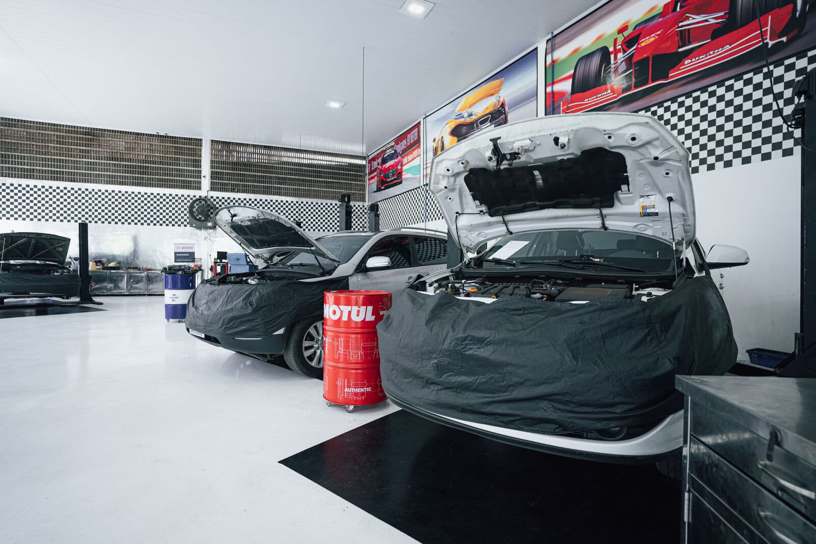 Mecânico executando revisão geral na Nacional Auto Center