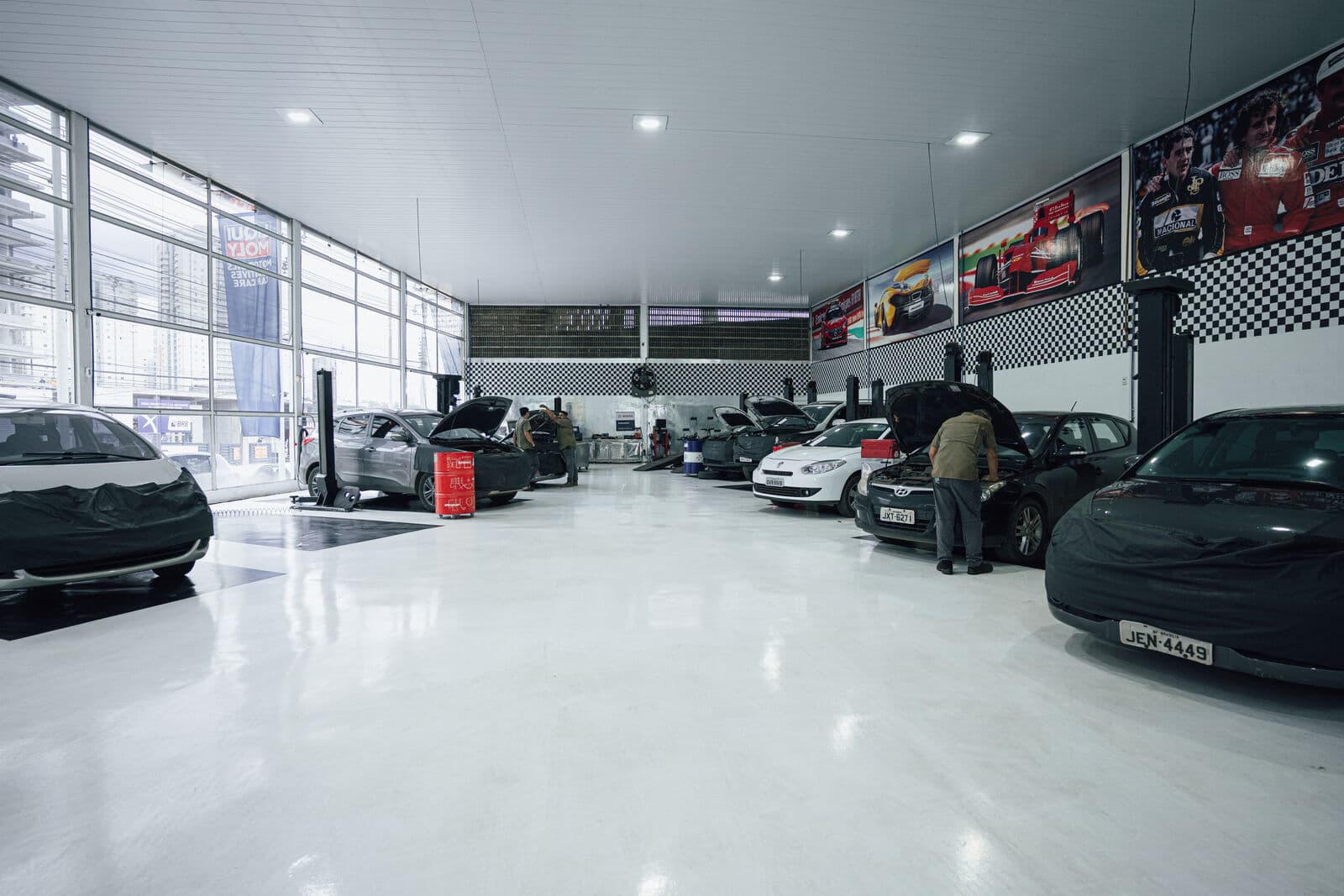 Oficina Nacional Auto Center em Brasília, com vários carros em manutenção