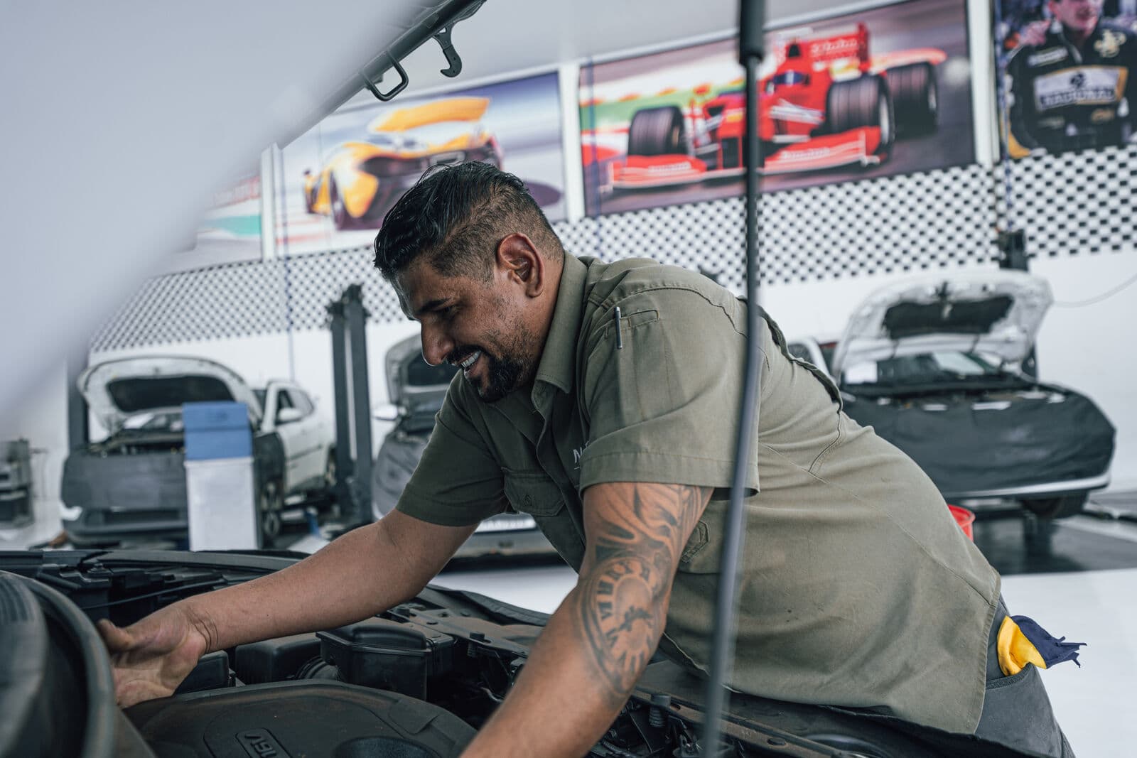 Mecânico da Nacional Auto Center trabalhando em veículo